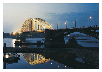 waarmee het allemaal begon.. De foto van de Waalbrug in de schemering met de kapotte lantaarn.