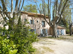 mas in paradou